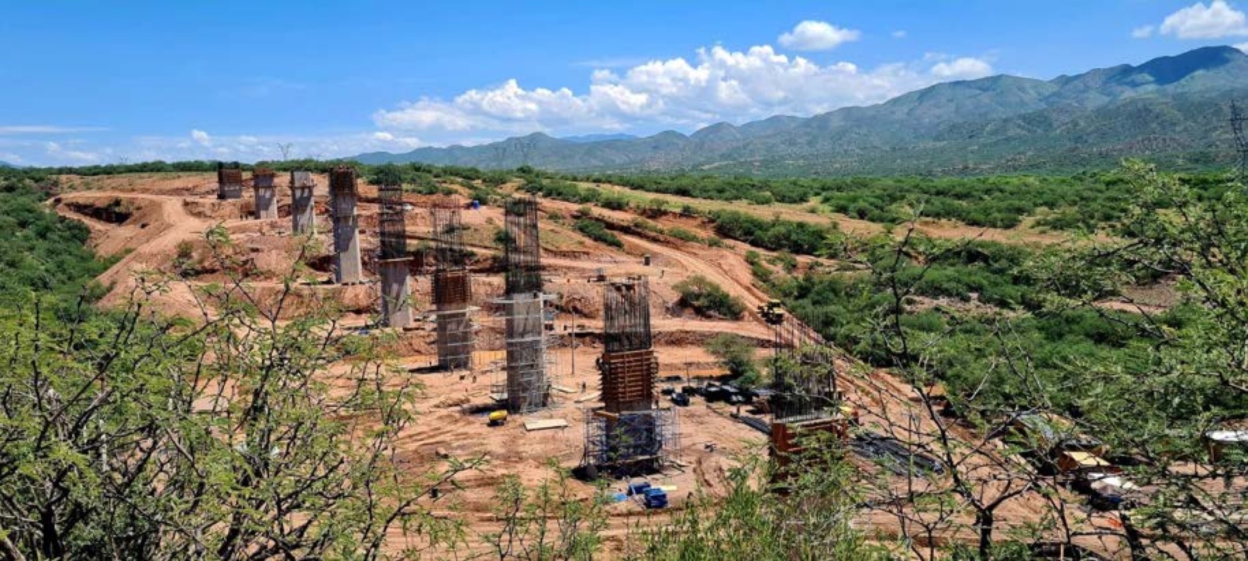 Construcción de pilas de puente en obra civil