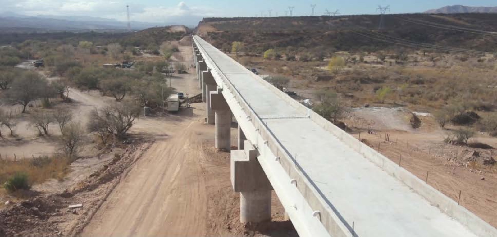 Viaducto de concreto en valle árido